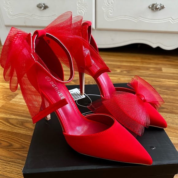 Women's Heels with Asymmetrical Bows and Ankle Strap - Picture 2 of 3